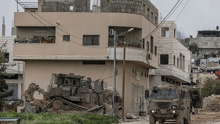 الاحتلال يغلق منزلي ذوي شهيدين  في قطنة والقبيبة 