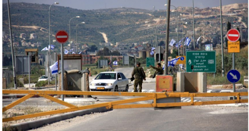 الاحتلال ينصب حاجزين عسكريين عند مدخلي يبرود وعين سينيا