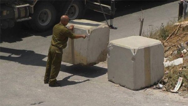 قوات الاحتلال تنصب حاجزًا عسكريًا جنوب دورا