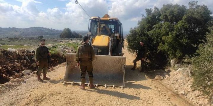 الاحتلال يغلق طرقاً فرعية في قرية اللبن الشرقية