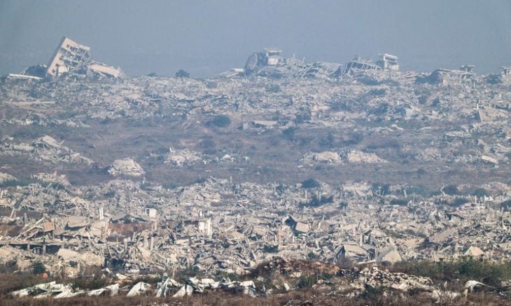 صحفي إسرائيلي: إسرائيل ارتكبت جرائم حرب في غزة… والخوض في “نازا” لا يخدم سوى حملة نتنياهو