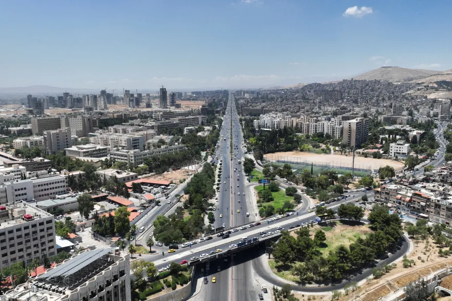 سماع دوي انفجارات في دمشق تزامناً مع زيارة الرئيس الفرنسي  ماكرون