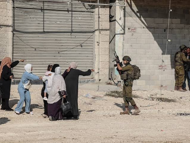 الاحتلال يفتش منازل المواطنين في ميثلون ويعبد ويخضع عددا منهم للاستجواب