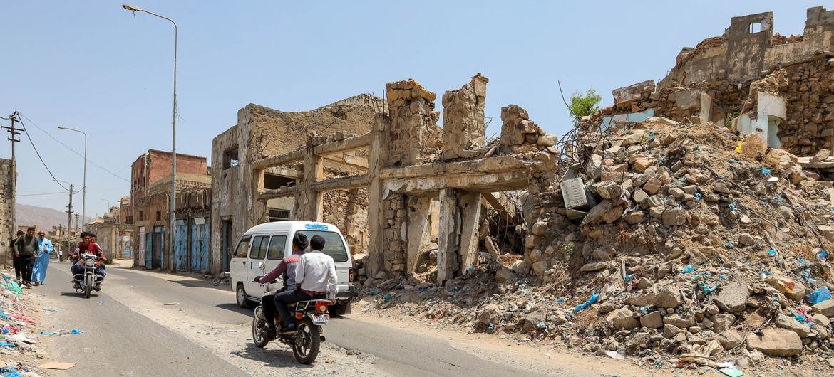 مستوطنون يقطعون أعمدة الكهرباء في بيتا...ويهاجمون اطراف سنجل ويحرقون محاصيل زراعية
